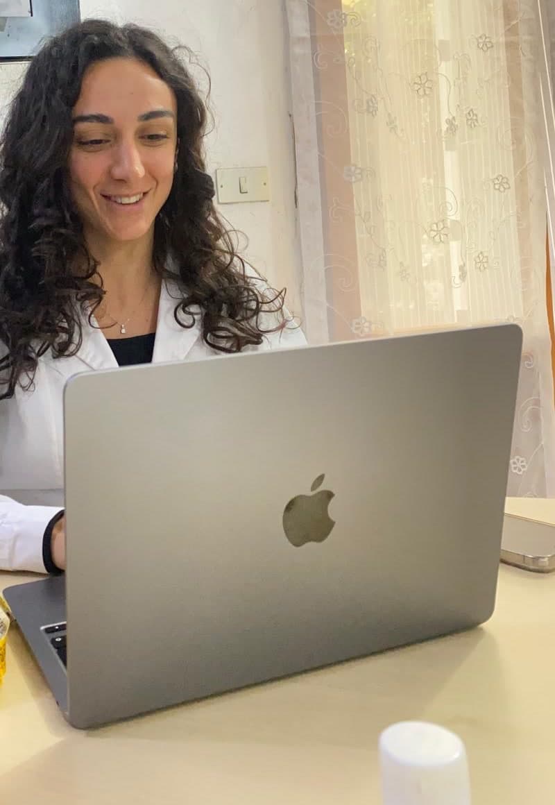 Marta Filippini sorride al computer durante una videochiamata